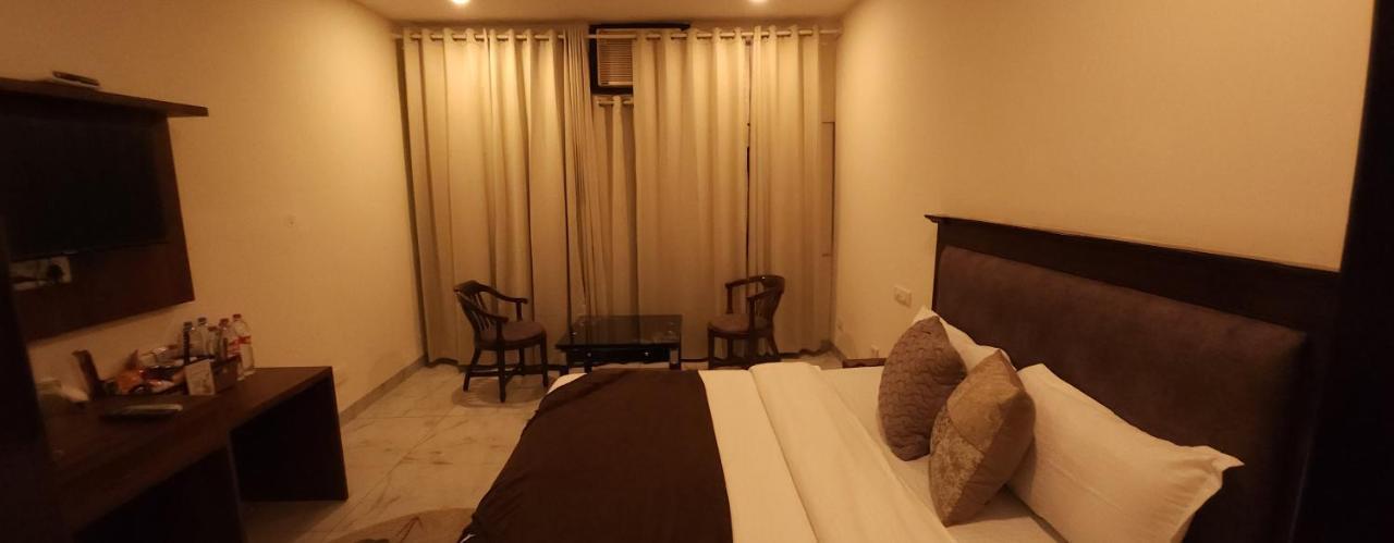 Hotel Multitech Premium Chandīgarh Extérieur photo