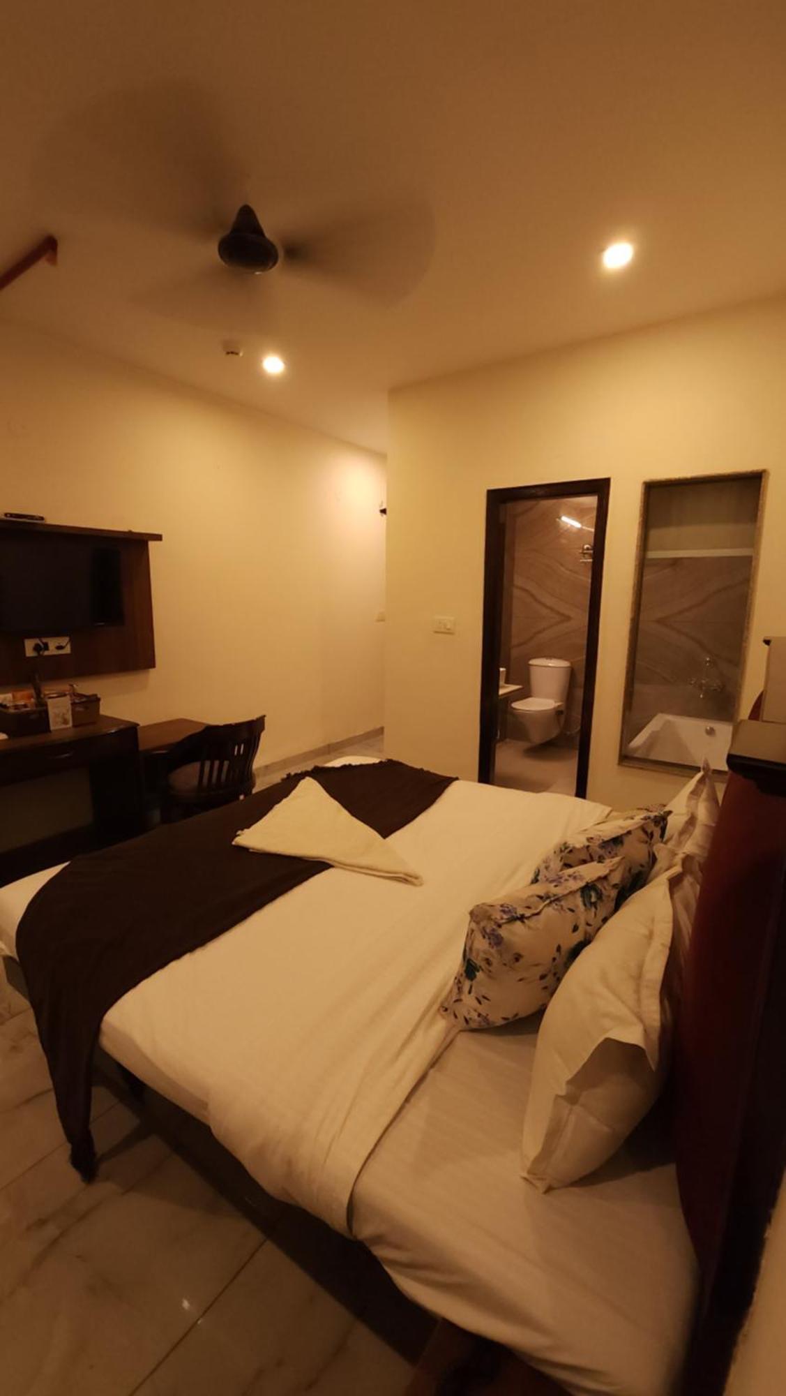 Hotel Multitech Premium Chandīgarh Extérieur photo