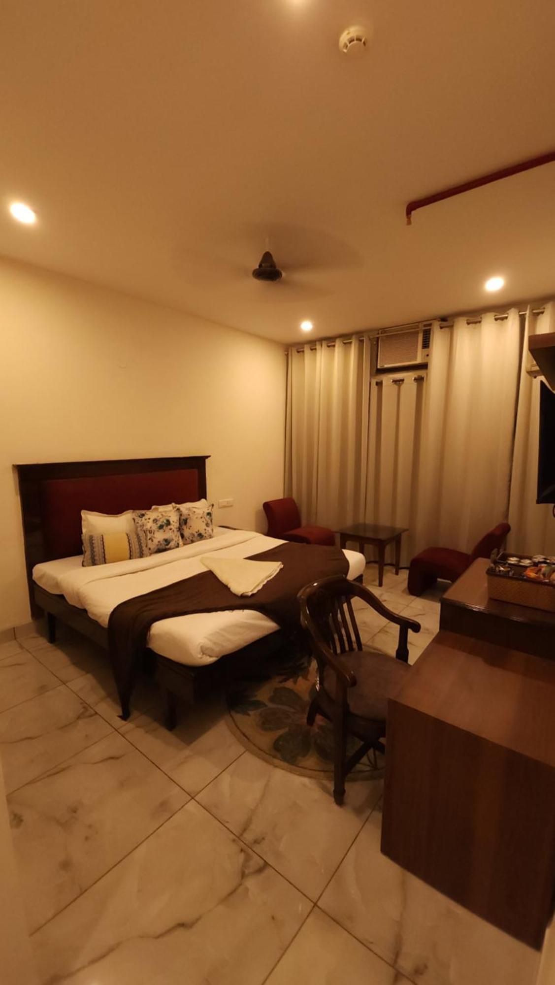 Hotel Multitech Premium Chandīgarh Extérieur photo